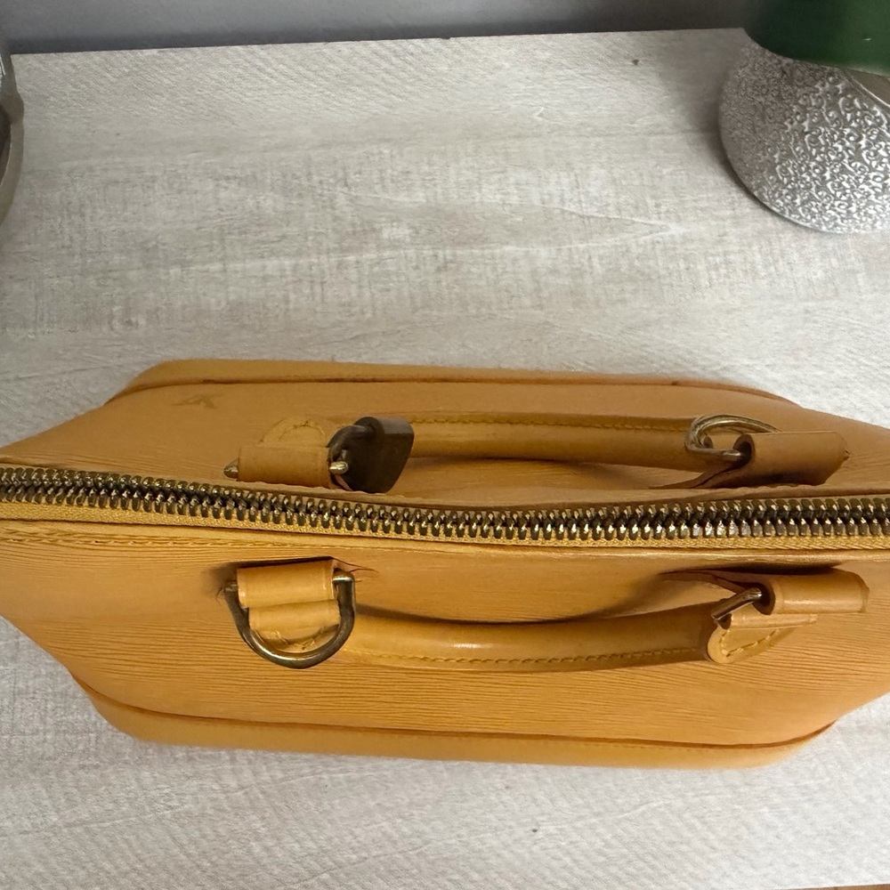 ๐๐ฏ AUTHENTIC Louis Vuitton Yellow Alma with Purple Interior!!! ๐๐๐๐ Super Clean! - Picture 6 of 13